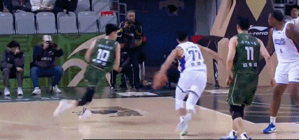 杀气腾腾!郭昊文反跑切入内线 迎着赖俊豪完成隔人暴扣 杀气腾腾!郭昊文反跑切入内线 迎着赖俊豪完成隔人暴扣