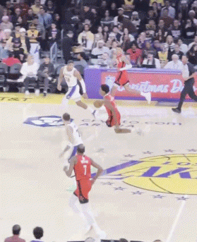 干得好兄弟！里夫斯顶防迫使阿门降速 东契奇黄雀在后送排球血帽