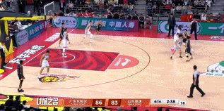 关键时刻还得靠我!徐杰三分顶着陈培东坚决出手命中扩大领先! 关键时刻还得靠我!徐杰三分顶着陈培东坚决出手命中扩大领先!