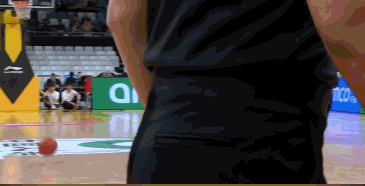 内线不设防!深圳篮板毫不保护 胡金秋和桑普森先后轻松完成补扣 内线不设防!深圳篮板毫不保护 胡金秋和桑普森先后轻松完成补扣