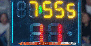 暂停都省了！下半场刚打北控辽宁场计时器第4次出问题 换备用表