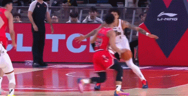 得不偿失！徐昕空接扣篮扣飞 好像手指有些受伤&下场治疗