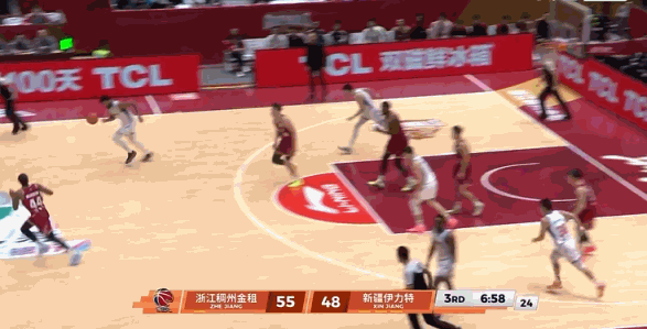 表演时间!新疆失误兰道夫反击秀大风车暴扣 表演时间!新疆失误兰道夫反击秀大风车暴扣