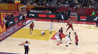 疼!陈家政被迪亚洛撞到腹部痛苦倒地 杜锋让裁判回看&裁判没理 疼!陈家政被迪亚洛撞到腹部痛苦倒地 杜锋让裁判回看&裁判没理