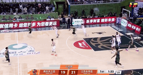 这爆发力真不错！郭昊文中路借掩护突破 双手滑翔暴扣还加罚！