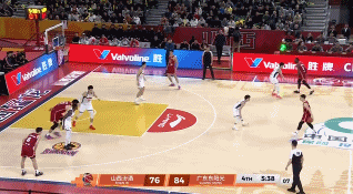 犯满离场!贾明儒钻人缝抛投造成王洪泽第5次犯规 犯满离场!贾明儒钻人缝抛投造成王洪泽第5次犯规