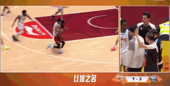 看着就疼!西尔扎提防守被兰道夫肘倒 裁判回看未追加判罚 看着就疼!西尔扎提防守被兰道夫肘倒 裁判回看未追加判罚