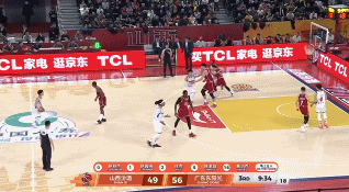 连珠炮!陈家政和徐杰相继飙中三分 帮助广东保持领先 连珠炮!陈家政和徐杰相继飙中三分 帮助广东保持领先