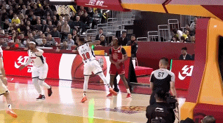 情况不妙！徐杰补防被吹犯规个人累计2犯 仅打了2分44秒