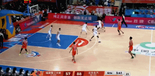 高难度！特莱斯抢投三分命中还造成犯规 打3+1拿到4分