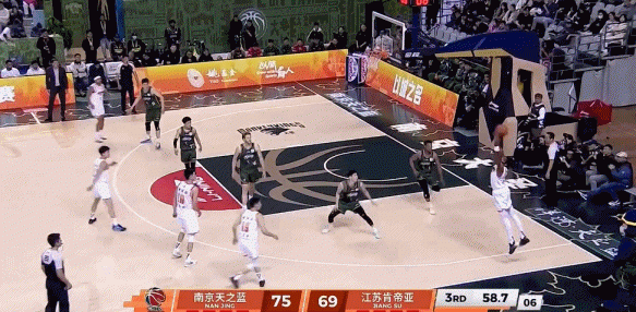 血亏！亨特失误反抢被吹违体&送郭昊文两罚一掷 自己还5犯毕业