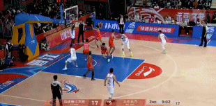 终于投进了！方硕接底线发球空位三分终于命中！此前北京6中0