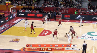 齐发力!奎因联手萨姆纳轮番轰炸 帮助广东占据主动 齐发力!奎因联手萨姆纳轮番轰炸 帮助广东占据主动