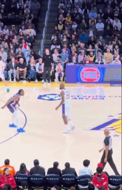 状态喜人！詹姆斯自信急停干拔压哨中投！首节6中5砍10分！