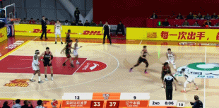 硬解拆炸弹！王岚嵚大变向急停远距离中投 还造成史密斯犯规！