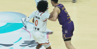 提前打卡!王哲林进攻掩护犯规 个人5犯离场 提前打卡!王哲林进攻掩护犯规 个人5犯离场