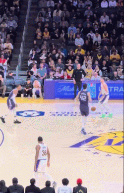 游刃有余！东契奇人缝中突破 一条龙轻松上空篮！