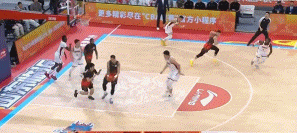 精准制导！于德豪反击送长传 克里斯篮下起飞单臂暴扣