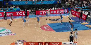 说太多了！小巴里·布朗被吹进攻犯规 一直抱怨解释吃T