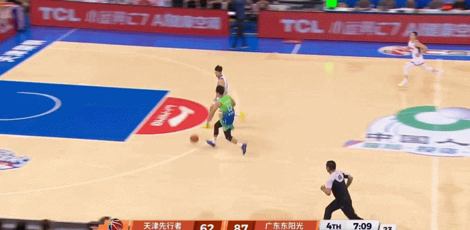 离谱啊！张云梦反击晃开防守 面对空篮被筐帽了