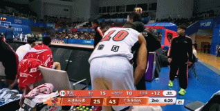 还是有点不舒服!奎因脚下打滑之后被换下场 还是有点不舒服!奎因脚下打滑之后被换下场