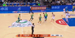 状态火热！大卫·詹姆斯连中两记三分球&花哨抛投独得8分