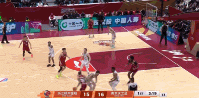 双人配合!琼斯挡拆下顺接约克抛传空接暴扣 双人配合!琼斯挡拆下顺接约克抛传空接暴扣