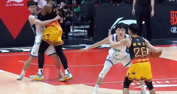 血亏！贾尔斯卡位打到王睿泽下巴被吹进攻犯规 裁判回看升级违体