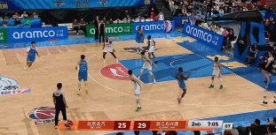 打得还行！斯佩尔曼半场3记三分球拿下10分3板1助1断