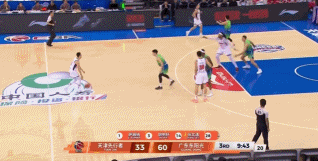 这下真花了!胡明轩借掩护空位三分再进 广东领先到30分! 这下真花了!胡明轩借掩护空位三分再进 广东领先到30分!