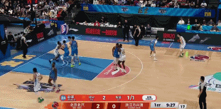 先发制人!小巴里·布朗连中三分后反击得手 连得8分率队占据主动 先发制人!小巴里·布朗连中三分后反击得手 连得8分率队占据主动