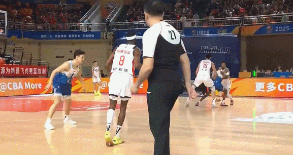 这也太快了吧！纳托尔无球推人对威金顿犯规 新疆不到4分钟犯满