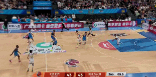 真难!塔克不减速分球略低 孙铭徽捡起球直接出手三分压哨命中! 真难!塔克不减速分球略低 孙铭徽捡起球直接出手三分压哨命中!