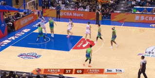 彻底花了!萨林杰后场长甩胡明轩助攻萨姆纳得分 广东领先34分 彻底花了!萨林杰后场长甩胡明轩助攻萨姆纳得分 广东领先34分