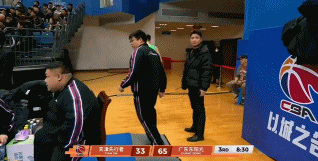 脚部不适！林庭谦突然返回更衣室 球员通道重新绑脚