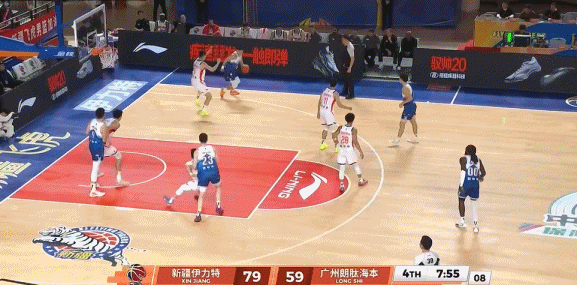 攻防一体！徐昕防守端大帽吴冠希 随后追身三分命中打停新疆！