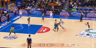 一飞冲天!王少杰挡拆接球顺下 起飞滑翔力压防守单臂隔扣对手 一飞冲天!王少杰挡拆接球顺下 起飞滑翔力压防守单臂隔扣对手