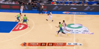 无处不在!奎因攻防两端连续建功 率领广东打出13-0结束首节 无处不在!奎因攻防两端连续建功 率领广东打出13-0结束首节