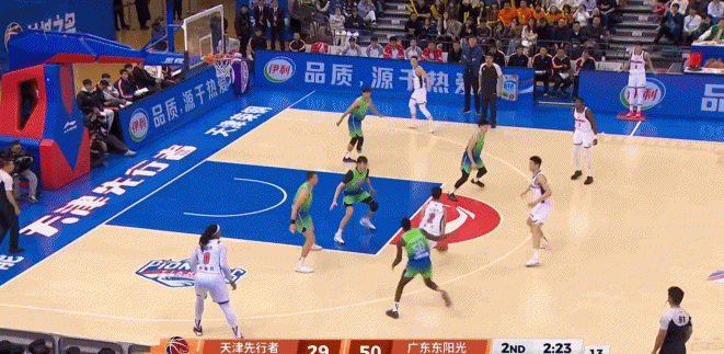 球场精灵!徐杰连续运球撤步投进三分 接连助攻萨林杰+萨姆纳得分 球场精灵!徐杰连续运球撤步投进三分 接连助攻萨林杰+萨姆纳得分