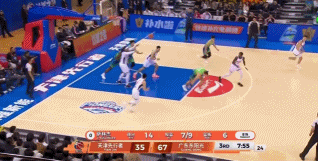 玩起来了!萨姆纳反击秀背传 张文逸跟进上篮轻松打中 玩起来了!萨姆纳反击秀背传 张文逸跟进上篮轻松打中