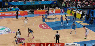 继续火热状态！朱俊龙接球三分+反击双手飞扣 连得5分！