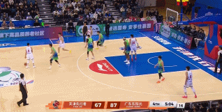 没放弃！天津轮番冲击内线得手 将分差追到20分以内