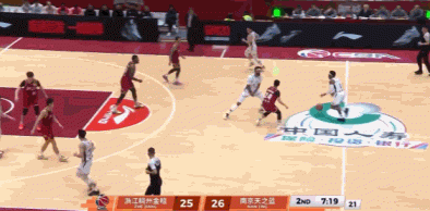 突然杀出!张洪硕抢断反击一条龙扣篮 突然杀出!张洪硕抢断反击一条龙扣篮