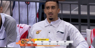 下半场还打吗?奎因替补席已经换上衣服 上半场脚滑有伤情 下半场还打吗?奎因替补席已经换上衣服 上半场脚滑有伤情