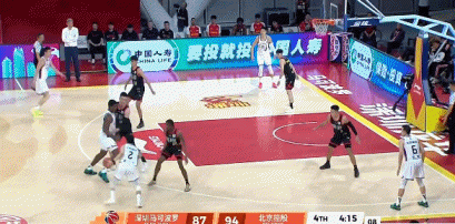 真发狠了！李慕豪钉板大帽廖三宁 好像拍到篮板手臂受伤被换下