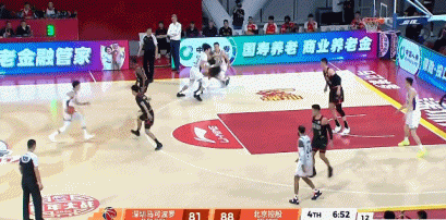 打出气势了！廖三宁突破送出妙传 邹雨宸篮下轻松双手暴扣