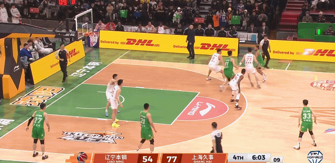 得个分不容易！杰隆·布朗连续胯下运球 迎着张镇麟干拔中投命中