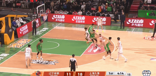 探囊取物！洛夫顿转身上篮得手 3中3已贡献6分