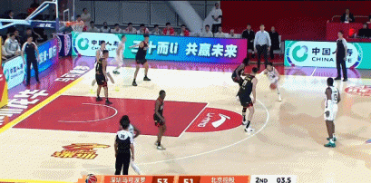 追平比分！廖三宁单打史密斯压哨抛投命中 北控半场将比分追平