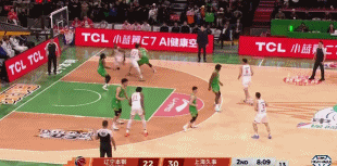 翻江倒海！张镇麟内线接球 转身强攻打成2+1率队扩大优势